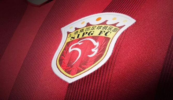 怒不可遏！芬奇场边骂裁判：闭嘴！你漏了两次吹罚 你TM心知肚明（怒火中烧！芬奇场边怒吼裁判：闭嘴！两次漏判你心知肚明）