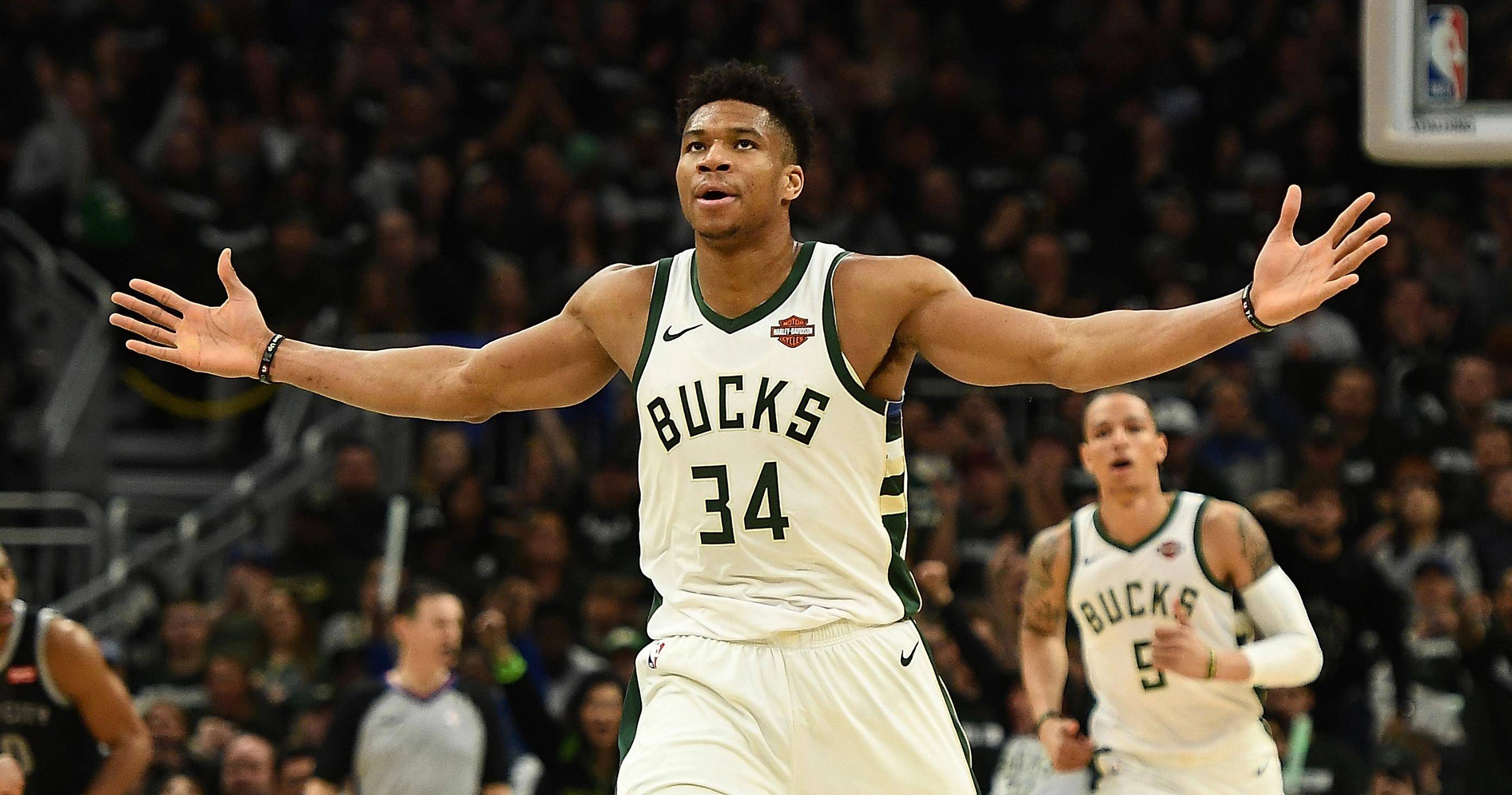 体坛记忆｜浓眉抢断库里，所有人都知道库里要干嘛，但是浓眉却一无所知（体坛回忆｜浓眉断下库里手中球，众人皆知库里意图，浓眉却浑然不觉）