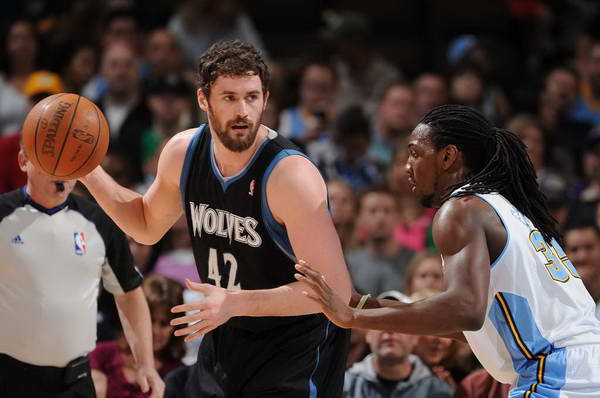 根本不在状态！拉拉维亚传球失误再被断 火箭反击阿门空接单臂暴扣（拉拉维亚状态低迷传球再失误遭抢断 火箭快攻阿门空接单臂暴扣）