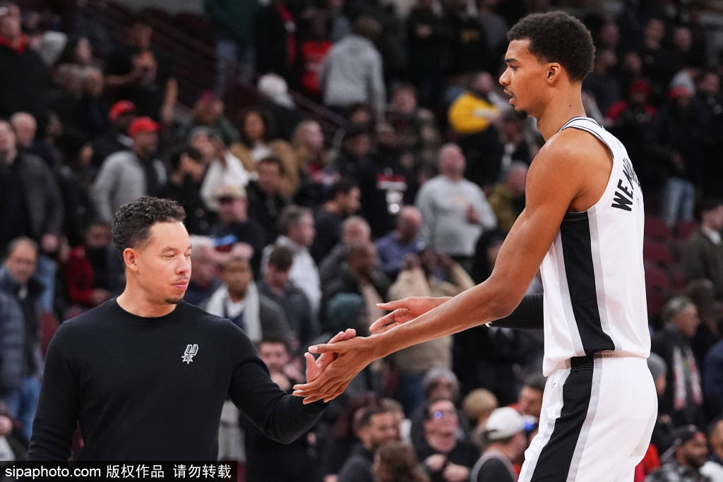 亚历山大首节火力全开，独揽10分（亚历山大开场猛攻，首节砍下10分）