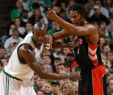 该有的样子！弗拉格率队疯狂反扑 巴特勒上篮+极限救球勇士稳住局势（该有的气势！弗拉格率队掀起疯狂反攻，巴特勒上篮加极限救球，勇士稳住场面）