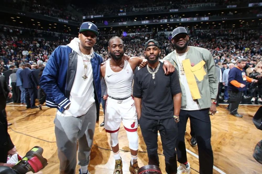 伯纳乌变装，现代化球场伯纳乌＂秒变＂橄榄球比赛场地（伯纳乌华丽变身：现代化球场一键切换橄榄球赛场）