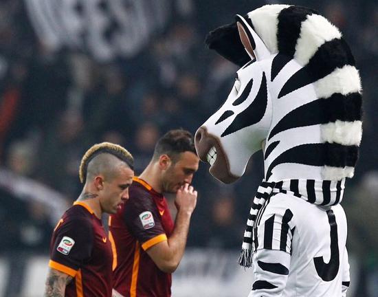 莱万：我经常带伤上场，肋骨骨折也硬撑；不着急决定未来（莱万：常带伤出战，肋骨骨折也硬扛；未来去向不急于决定）