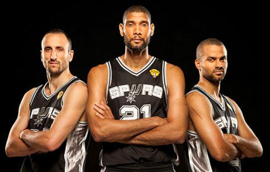 TA：因与阿隆索关系紧张，维尼修斯上月底告知老佛爷不想续约（TA：因与阿隆索关系不佳，维尼修斯上月底已告知弗洛伦蒂诺无意续约）