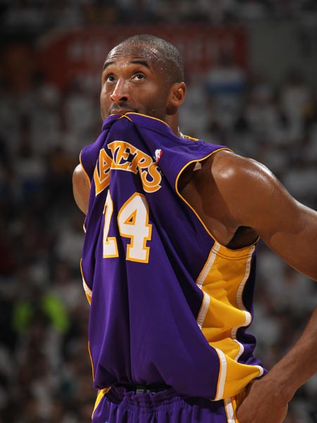 艾顿是湖人队史首位100%命中率0失误且砍两双的首发球员（艾顿成湖人队史首位先发，100%命中零失误豪取两双）