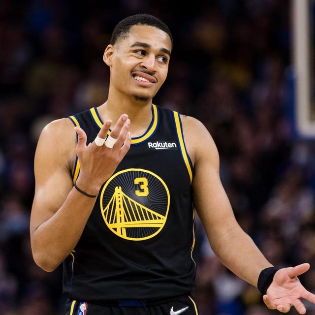 辽宁男篮王哲林末节关键表现（王哲林末节爆发助辽宁男篮掌控胜局）