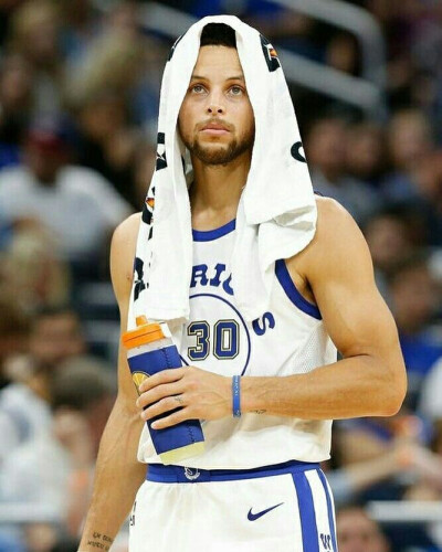 英联杯前瞻：曼城面临多线作战困扰，小蜜蜂曾赛季双杀蓝月（英联杯前瞻：曼城多线征战承压，小蜜蜂曾赛季双杀蓝月）