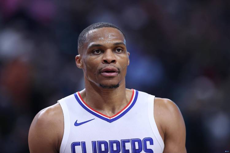 还有彩蛋！辛普森强投三分不中 北控两人抢板压哨乌龙送2分（戏剧收尾！辛普森三分偏出 北控两将抢板压哨乌龙送2分）