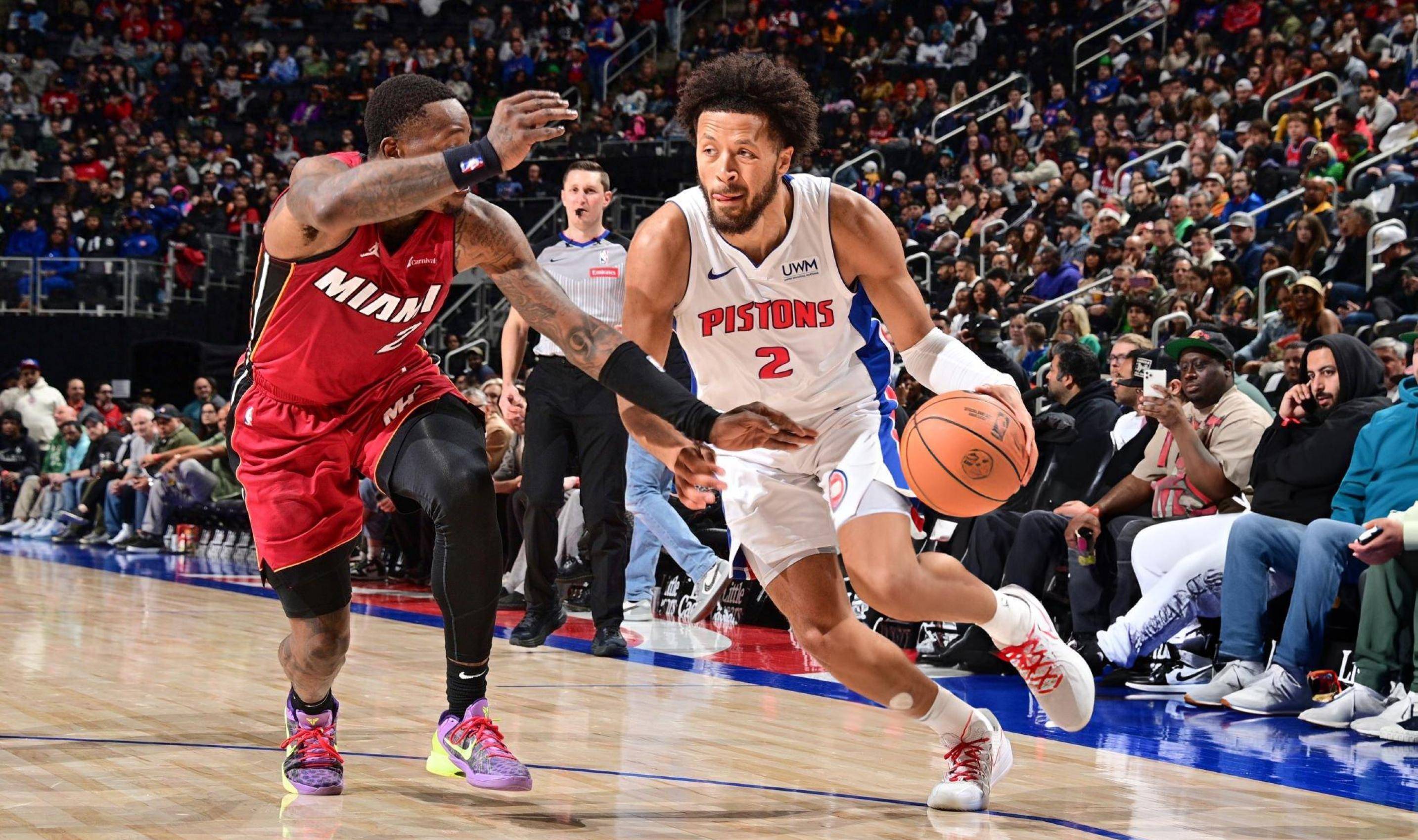 詹姆斯关键得分助湖人取胜（詹姆斯关键时刻发力，助湖人赢球）