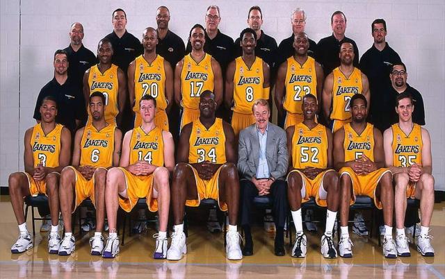 NBA焦点战：火箭半场领先掘金8分，球星表现抢眼（NBA重磅之战：火箭半场领先掘金8分，球星闪耀全场）