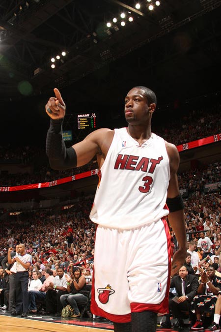 文班亚马赛后引领马刺球迷维京战吼庆祝胜利（文班亚马赛后率领马刺球迷高呼维京战吼庆祝胜利）