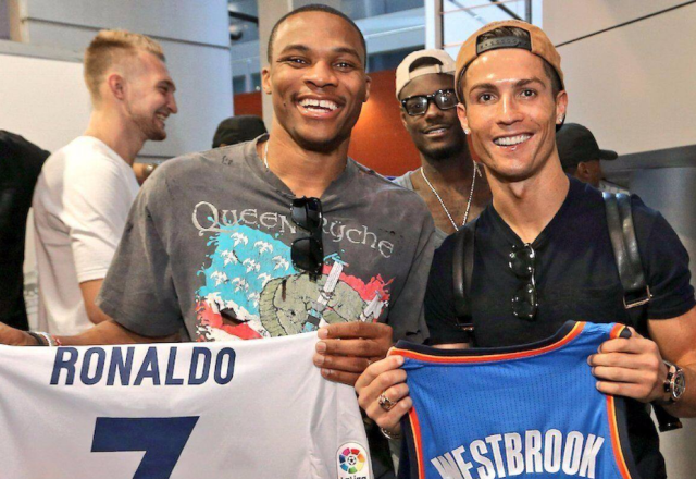 沪媒：莱昂纳多伤势没完全康复，刘若钒等人也有不同程度伤病（沪媒：莱昂纳多伤势仍未痊愈，刘若钒等队员也有不同程度伤情）