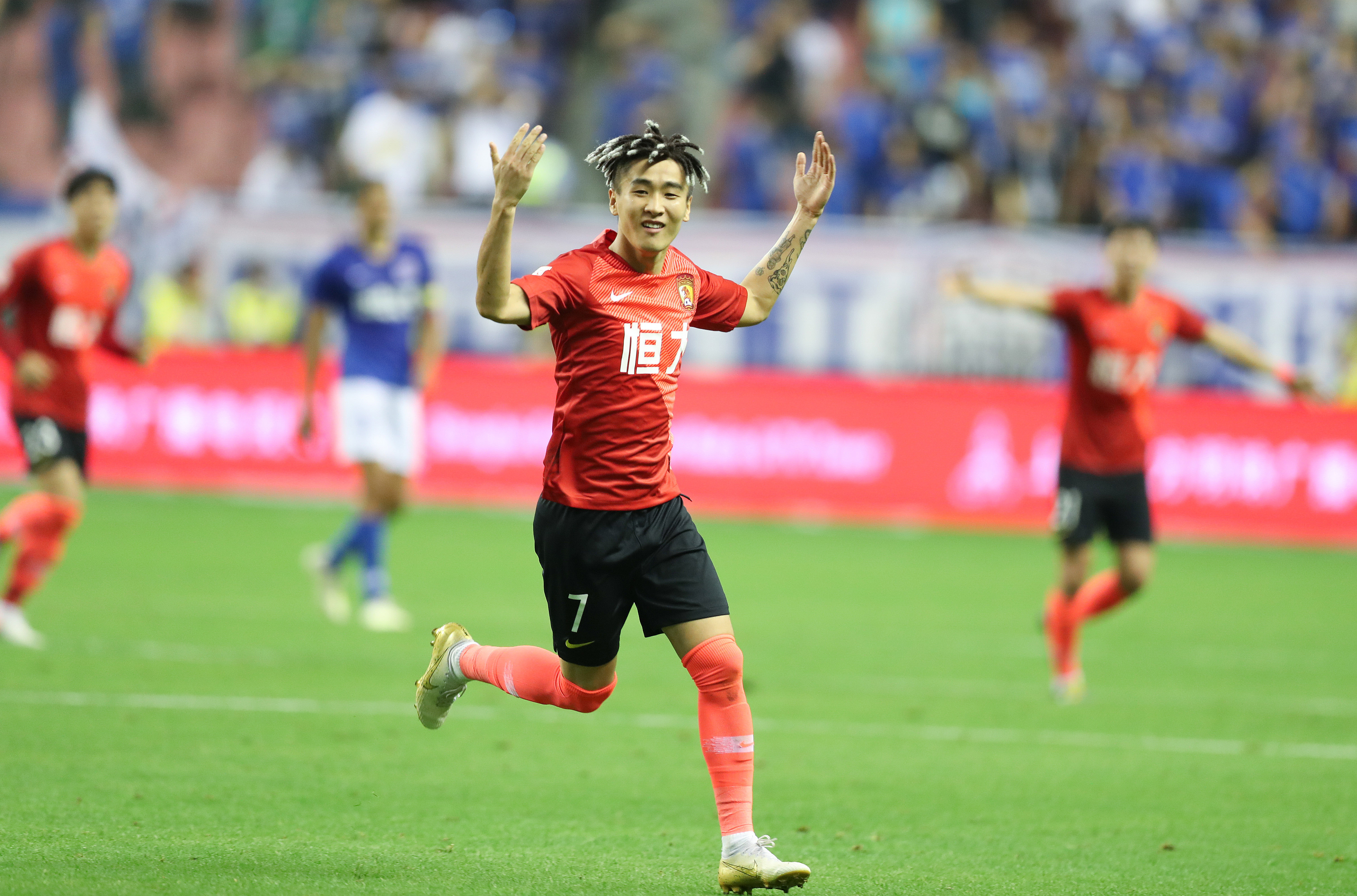 郎才女貌！英媒：库尔图瓦携妻子参加颁奖典礼，后者闪耀全场（英媒：库尔图瓦携妻亮相颁奖礼，太太光彩夺目）