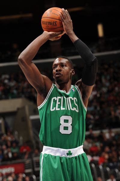 核心对飚！小瓦格纳半场10中7拿到23分2篮板3助攻（核心对决火热！小瓦格纳半场10投7中轰下23分2篮板3助攻）