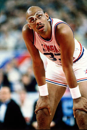 老鹰vs马刺前瞻：两队皆为背靠背，马刺重整旗鼓冲击5连胜（老鹰对阵马刺前瞻：两队背靠背出战，马刺力争五连胜）