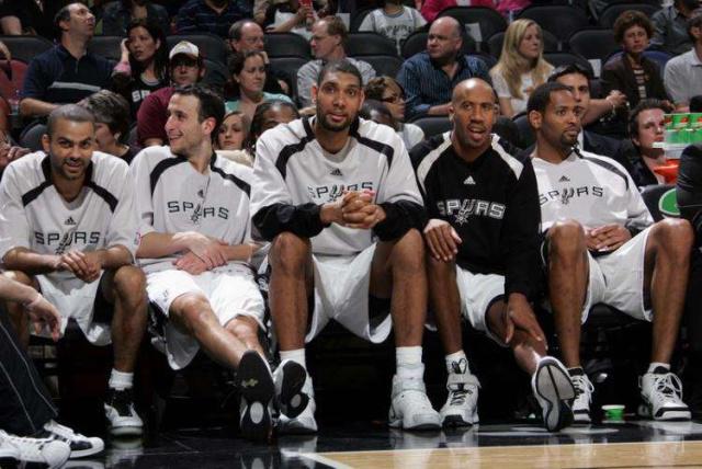 国际米兰vs科莫：劳塔罗-马丁内斯、恰尔汗奥卢首发，莫拉塔、尼科-帕斯出战（国际米兰迎战科莫：劳塔罗、恰尔汗奥卢先发，莫拉塔与尼科-帕斯登场）