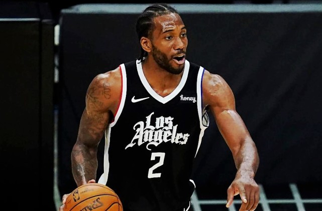 持续发力！萨林杰送长传 胡明轩助张昊上篮将分差拉开到20分以上（火力不减！萨林杰长传发动，胡明轩助张昊上篮，领先突破20分）