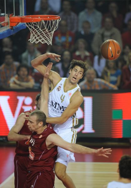 东契奇19分＆詹姆斯10分，湖人半场落后7分（半场战报：东契奇19分，詹姆斯10分，湖人暂落后7分）