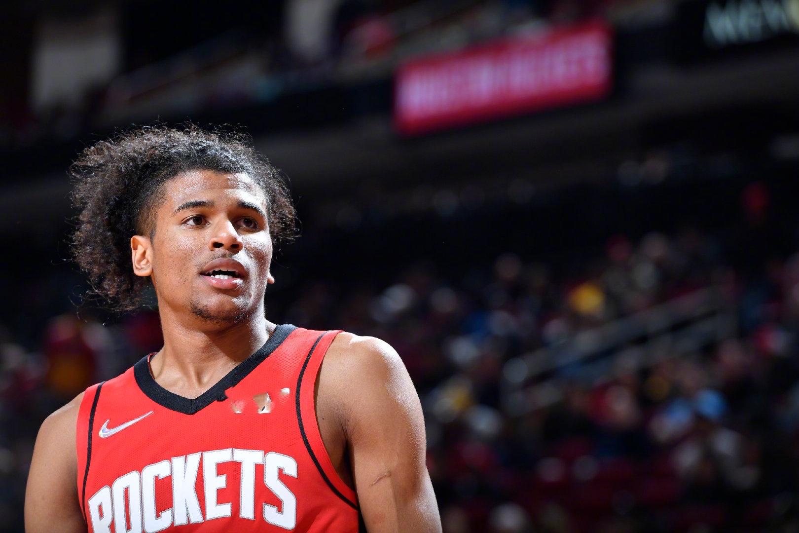 巴塞罗那迎战特内里费：女子足球联赛的巅峰对决（女足联赛焦点战：巴塞罗那对阵特内里费）