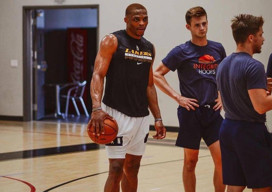 萨56：阿莱格里接手帅位后给我打了电话，并希望我留队（萨56：阿莱格里接任后来电挽留，盼我留队）