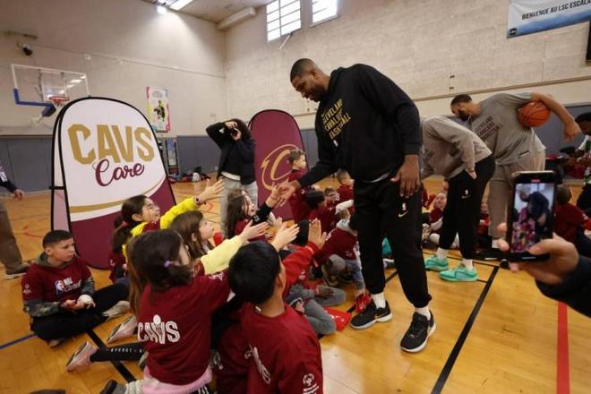 血性！韩国队球员挑衅拜合拉木，王博豪为队友出头撞倒挑事者（硬刚！韩国队员挑衅拜合拉木，王博豪挺身护队友将挑事者撞翻）