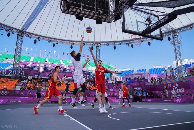 梅州客家因财务危机降级，未能延续奇迹，暴露中国足球现实困境。（财务危机致梅州客家降级，奇迹难续，折射中国足球困局）